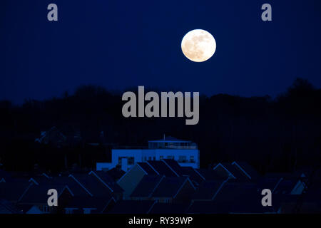 Super,lune,passant,ci-dessus,arbres,grand,modeles,chambre,toit,toits,tourelle,Orient,Cowes, île de Wight, Angleterre, Royaume-Uni, Banque D'Images