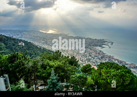 La Harissa Notre Dame du Liban Sanctuaire Marial Pèlerinage Jounieh au coucher du soleil Banque D'Images