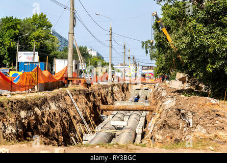 Samara, Russie - septembre 4, 2018 : travaux de réparation du conduit de chauffage. Les tuyaux de chauffage de remplacement le principal en été Banque D'Images