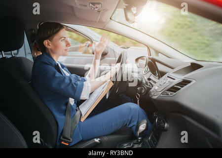 Une femme se sent le stress sur la route. Gros embouteillages. Femme d'affaires est en retard au travail Banque D'Images