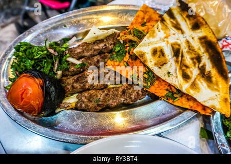 Boeuf Agneau Poulet grillé libanais couverts avec du pain Banque D'Images