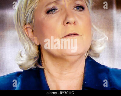 PARIS, FRANCE - 3 mai 2017 : Marine Le Pen - les candidats à l'élection présidentielle française à la France 2 Télévision débat avec Emmanuel Macron Banque D'Images
