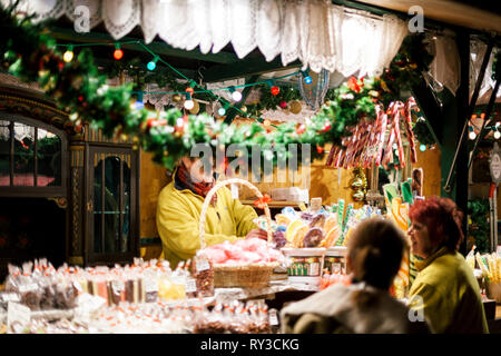 STRASBOURG, FRANCE - DEC 23, 2016 : les clients d'admirer la grande sélection de nourriture de Noël au marché de Noël de Strasbourg en France Banque D'Images