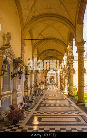 Zagreb, Croatie - 30 décembre 2018. Une arcade dans le cimetière Mirogoj historique dans la capitale croate Zagreb Banque D'Images