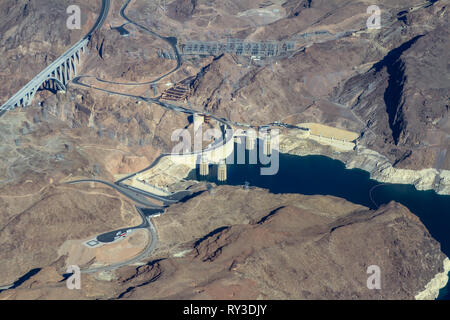 Vue aérienne de l'Black Canyon et le Barrage Hoover sur le fleuve Colorado entre le Nevada et l'Arizona, USA tourné à partir d'une fenêtre d'avion Banque D'Images