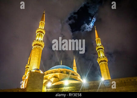 Beyrouth Mohammad Al Amin Mosque allumé en vue frontale de nuit Banque D'Images