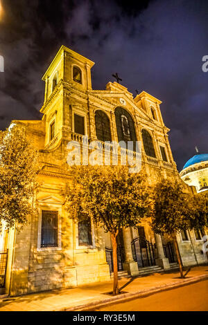 La cathédrale maronite Saint Georges de Beyrouth est éclairée la nuit Banque D'Images