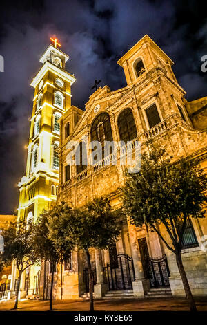 La cathédrale maronite Saint Georges de Beyrouth est éclairée la nuit Banque D'Images