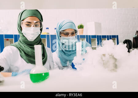 Les femmes ciblées les savants musulmans au cours de l'essai de glace sèche dans le laboratoire chimique Banque D'Images