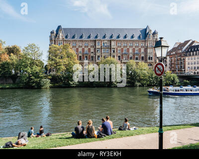 Strasbourg, France - Sep 22, 2017 : les amis de personnes sur la rive de l'Ill un pique-nique sur une journée d'été devant le majestueux immeuble sur Quai du Maire Dietrich Banque D'Images