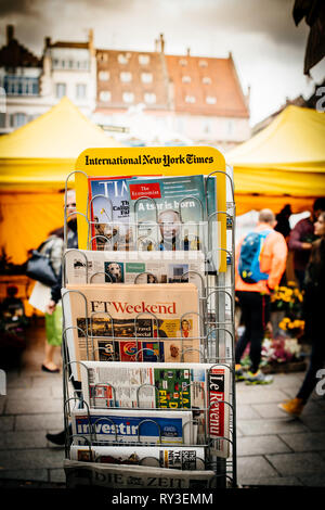 Strasbourg, France - Oct 28, 2018 : kiosque rue showcase plusieurs journaux internationaux et les piétons cityscape dans l'arrière-plan Banque D'Images