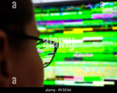 Détail vue arrière de l'optique lunettes femme portant à la recherche au mauvais signal bruit statique de son écran de télévision TVN numérique Banque D'Images