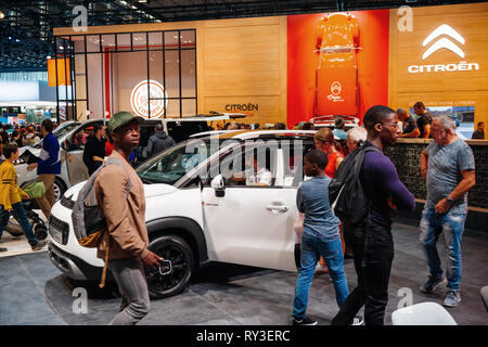 PARIS, FRANCE - Oct 4, 2018 : Les clients et les gens curieux d'admirer la nouvelle Citroën C3 Aircross SUV hybride au stand de l'exposition internationale de voitures du Mondial de l'Automobile de Paris Banque D'Images