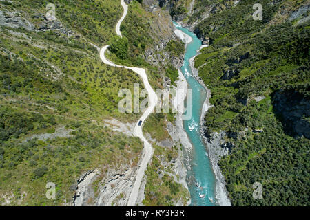 4x4 sur route à l'entrée de Skippers Canyon, près de Queenstown, île du Sud, Nouvelle-Zélande - vue aérienne Banque D'Images