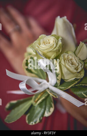 Vue rapprochée d'un corsage rose blanche sur un . Le romantisme et la notion de mariage. Le format Portrait. Banque D'Images