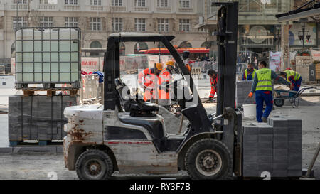 Belgrade, Serbie, 1er mars 2019: Ouvriers de la construction pavant la place de la République (Trg Republike) dans la zone piétonne de la ville Banque D'Images