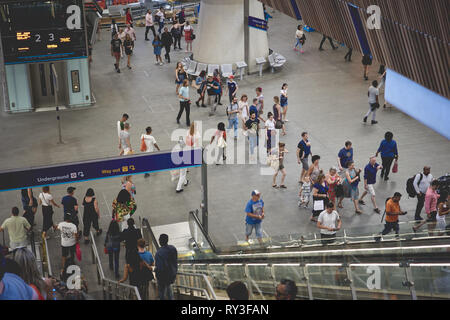 Londres, UK - août 2018. Les navetteurs et touristes dans le New London Bridge station, la quatrième station plus occupé à Londres. Banque D'Images