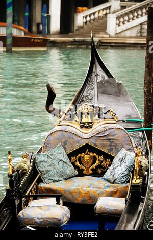 Les sièges passagers décoratifs d'une gondole à Venise Italie vide vide et attendre le prochain passagers.. Banque D'Images