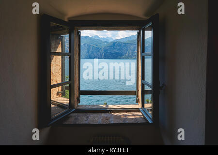 Vue sur le lac de Garde dans un vieux cadre en bois fenêtre. Le format paysage. Banque D'Images