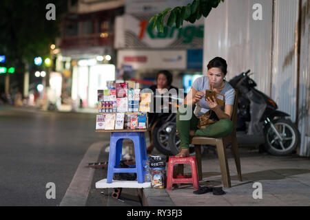 Hanoi, Vietnam - 0814 2014 : un homme vend cigarette le long d'une rue à Hanoi, Vietnam Banque D'Images