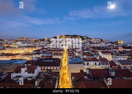 Quartier de Baixa et vue sur le château de Santa Justa balcon, Lisbonne, Portugal Banque D'Images