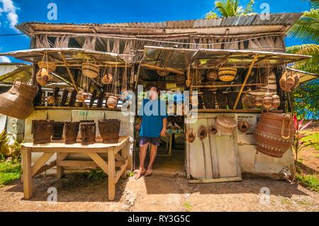 La Dominique, Kalinago, originaire du territoire des indiens Caraïbes femme en face de sa boutique d'artisanat traditionnel avec des fibres tressées et de fougère arborescente roots Banque D'Images