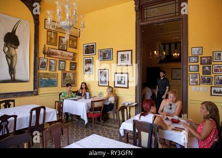 Cuba, La Havane, Centro Habana, cubaines et les touristes américains dans la chambre de l'Paladar La Guarida, le plus célèbre de La Havane restaurant privé Banque D'Images