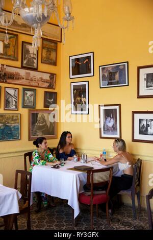 Cuba, La Havane, Centro Habana, trois touristes américains dans la chambre de l'Paladar La Guarida, le plus célèbre de La Havane restaurant privé Banque D'Images