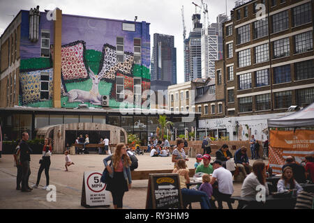 Londres, UK - août 2018. Les jeunes boivent en plein air Brick Lane, près de Shoreditch. Banque D'Images