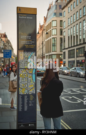 Londres, UK - Septembre 2018. Les jeunes touristes qui cherchent de l'information dans le centre de Londres près de The Strand. Banque D'Images