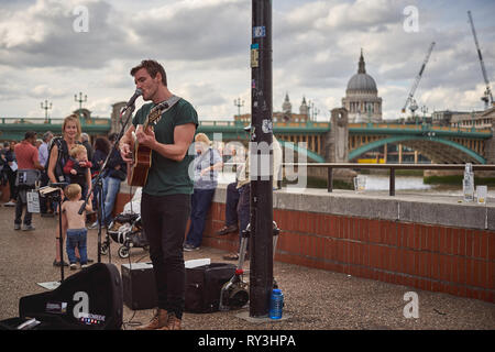 Londres, Royaume-Uni - Octobre 2018. Un musicien de rue sur la rive sud de la Tamise près de la Cathédrale Saint-Paul. Banque D'Images