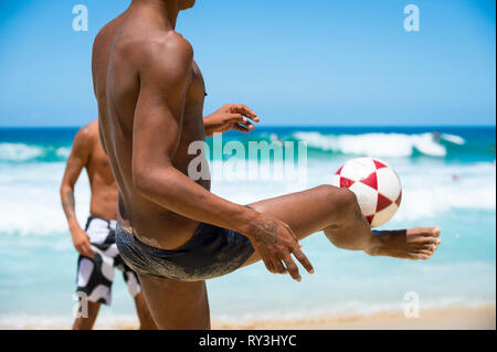 RIO DE JANEIRO - le 5 février 2017 : une paire de jeunes hommes frapper un ballon de soccer à l'altinho, l'omniprésent de jeu keepy uppy-, à l'Arpoador. Banque D'Images