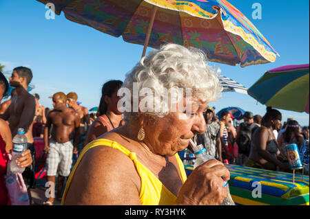 RIO DE JANEIRO - le 28 février 2017 : Les Brésiliens et les touristes de tous âges célébrer Carnaval fête de rue un après-midi à Ipanema. Banque D'Images