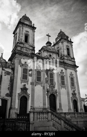 Moody noir et blanc vue de la façade néoclassique surmonté de la coloniale Ordem Terceira do Carmo church à Salvador, Bahia, Brésil Banque D'Images