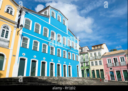 Lumineuse, ensoleillée vue du centre touristique historique de Pelourinho, Salvador, Bahia, Brésil avec l'architecture coloniale colorée sur une colline pavée Banque D'Images