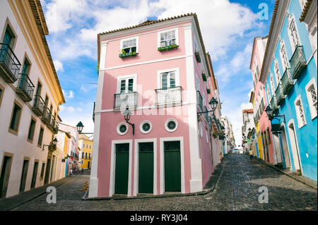 Vue panoramique de jour étroites rues pavées bordées de l'architecture coloniale colorée du centre historique de Pelourinho, à Salvador, Brésil Banque D'Images