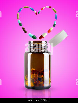 Le flacon de médicaments est ouvert et le comprimé est flottante en forme de coeur sur fond rose. Concept de soins de santé. Banque D'Images