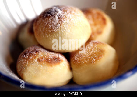 Macro photo de délicieux gâteaux au fromage caillé frais avec de la crème sur la table Banque D'Images