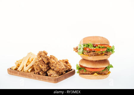 Nuggets de poulet croustillant, poulet burgers et frites isolated on white Banque D'Images