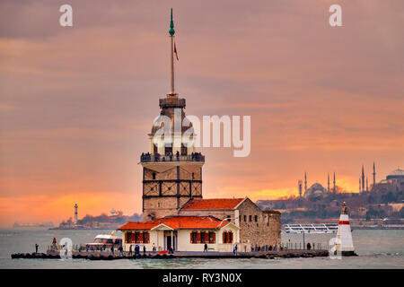 Tour de la jeune fille (également connu sous le nom de la tour de Léandre), Üsküdar, Istanbul, Turquie. Banque D'Images