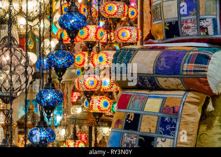 Gros plan d'une pendaison lampe mosaïque et de coussins dans le Grand Bazar, Istanbul, Turquie Banque D'Images