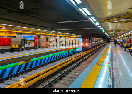 La station de métro Ferdowsi Téhéran Tube Métro approchant pour les passagers en attente sur le côté opposé Banque D'Images