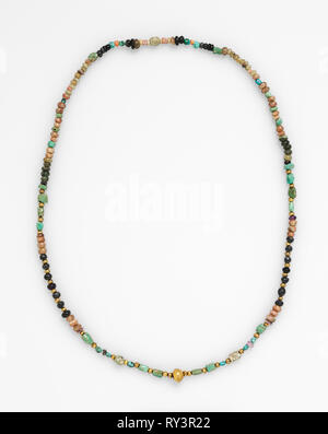 Collier, avant 1532. Le Pérou. Quartz rose, améthyste, or et turquoise ; total : 83,8 cm (33 in Banque D'Images