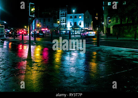 Couleurs de rebondir sur les rues humides Banque D'Images