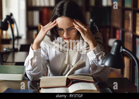 Fatigué de lire de nombreux livres fille étudiante avant les examens Banque D'Images