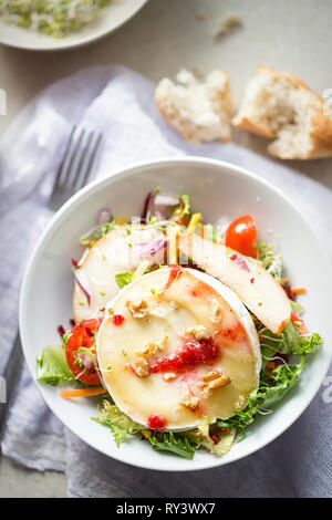 Brie poire salade framboisée et noix Banque D'Images