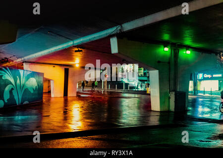 Couleurs de rebondir sur les rues humides Banque D'Images