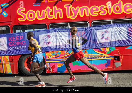 Mo Farrah s'exécutant dans la Great North Run. South Shields Tyneside, Angleterre, septembre 2015. Banque D'Images