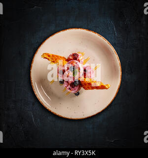 Des gaufres avec de la glace et du sirop sur fond sombre, télévision lay Banque D'Images