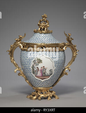 Vase couvert, 1749. L'usine de porcelaine de Meissen (allemand). Monté en bronze doré porcelaine ; total : 37,4 x 32,7 x 21 cm (14 3/4 x 12 7/8 x 8 1/4 in Banque D'Images